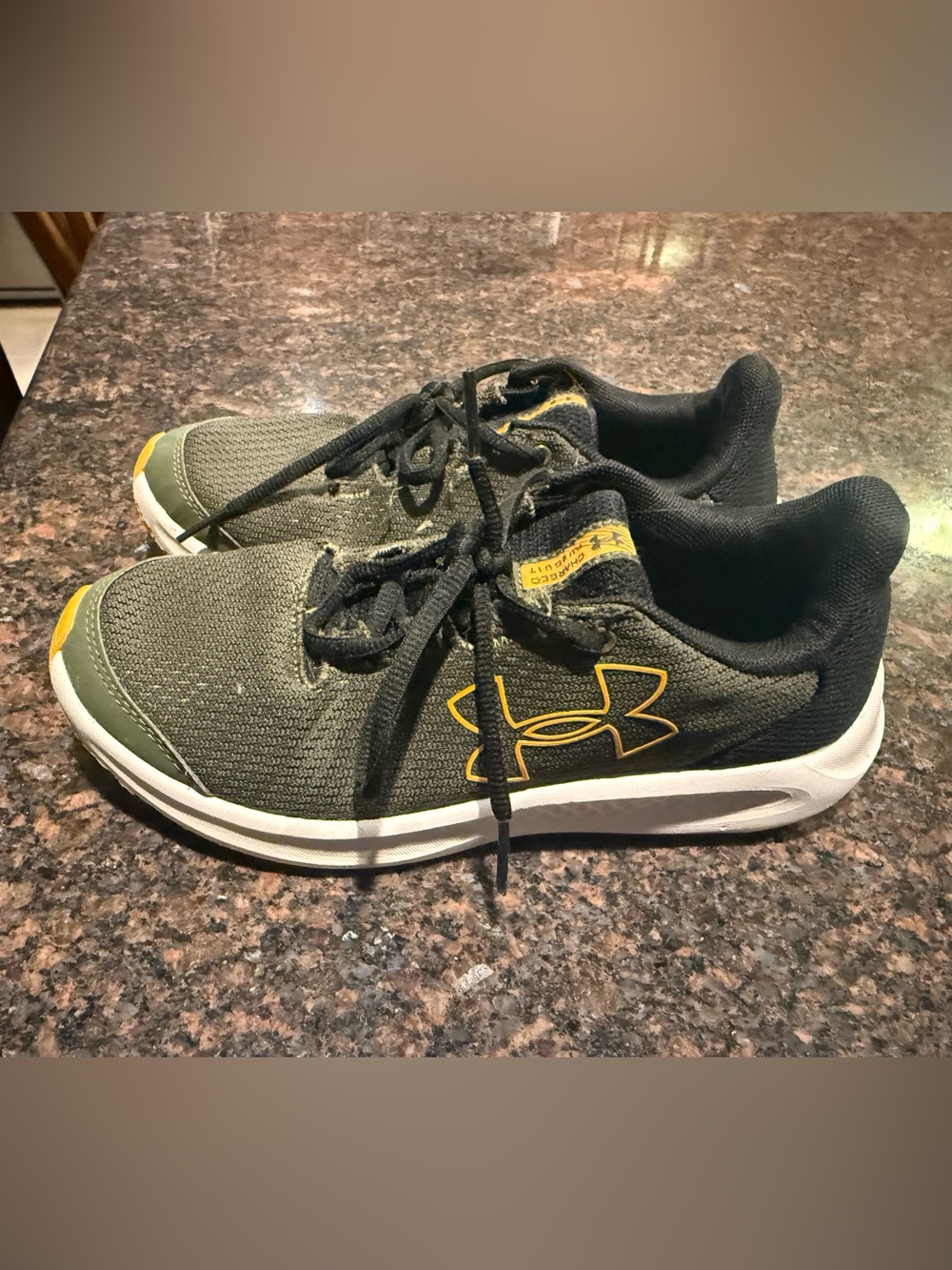 Under armour tennis shoes 5 youth